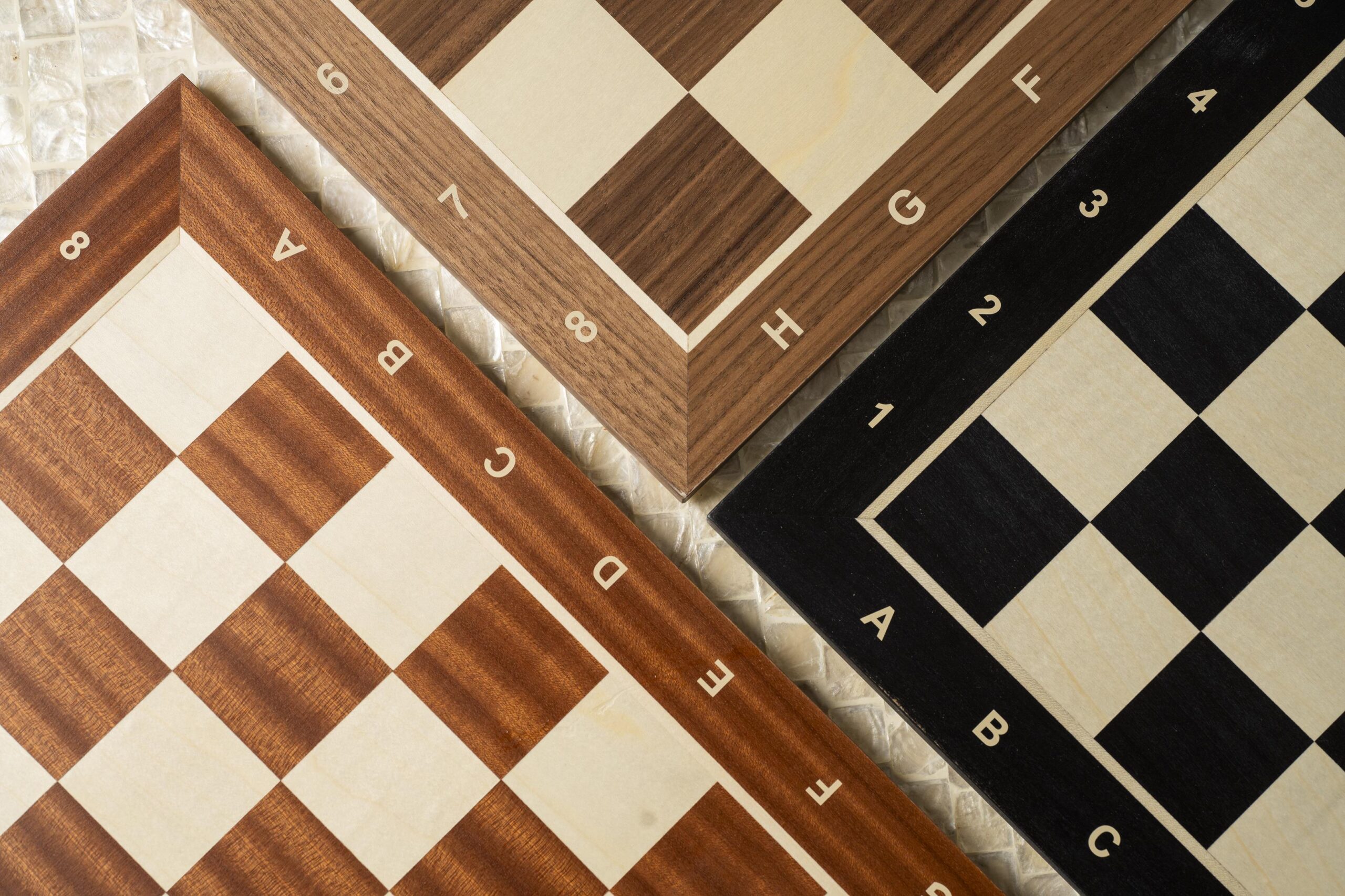 Deska szachowa nr 4 (z opisem) mahoń/jawor (intarsja)