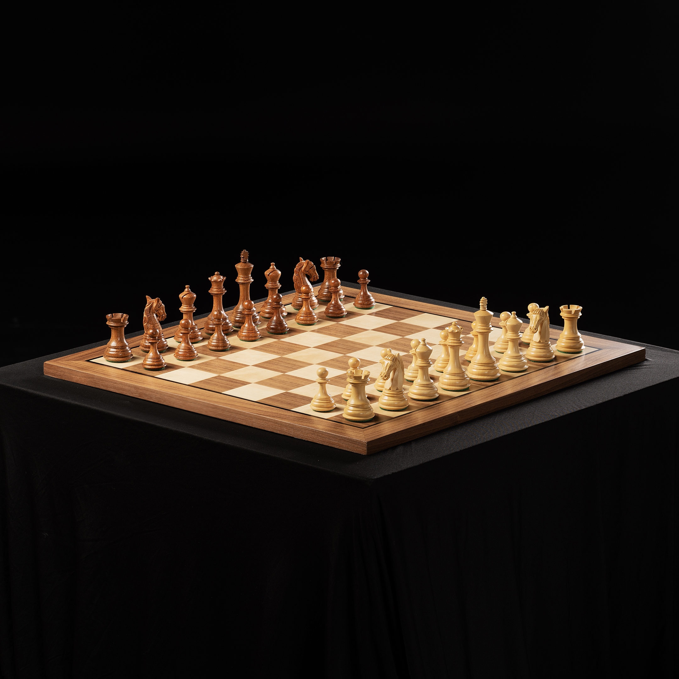 Deska szachowa nr 5+ z czarną ramką (bez opisu) orzech/klon (intarsja) - Ekskluzywna