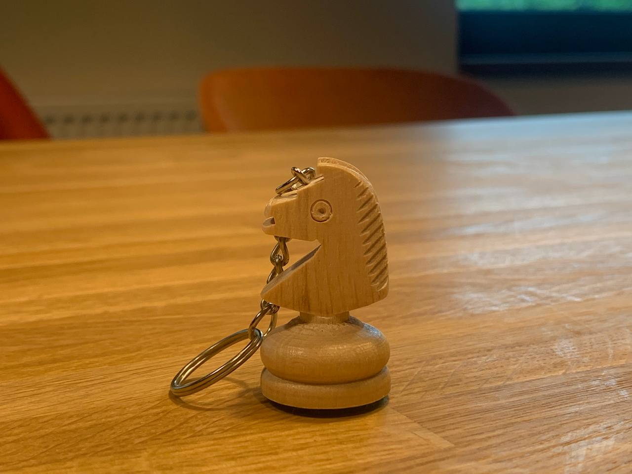 Brelok biały skoczek