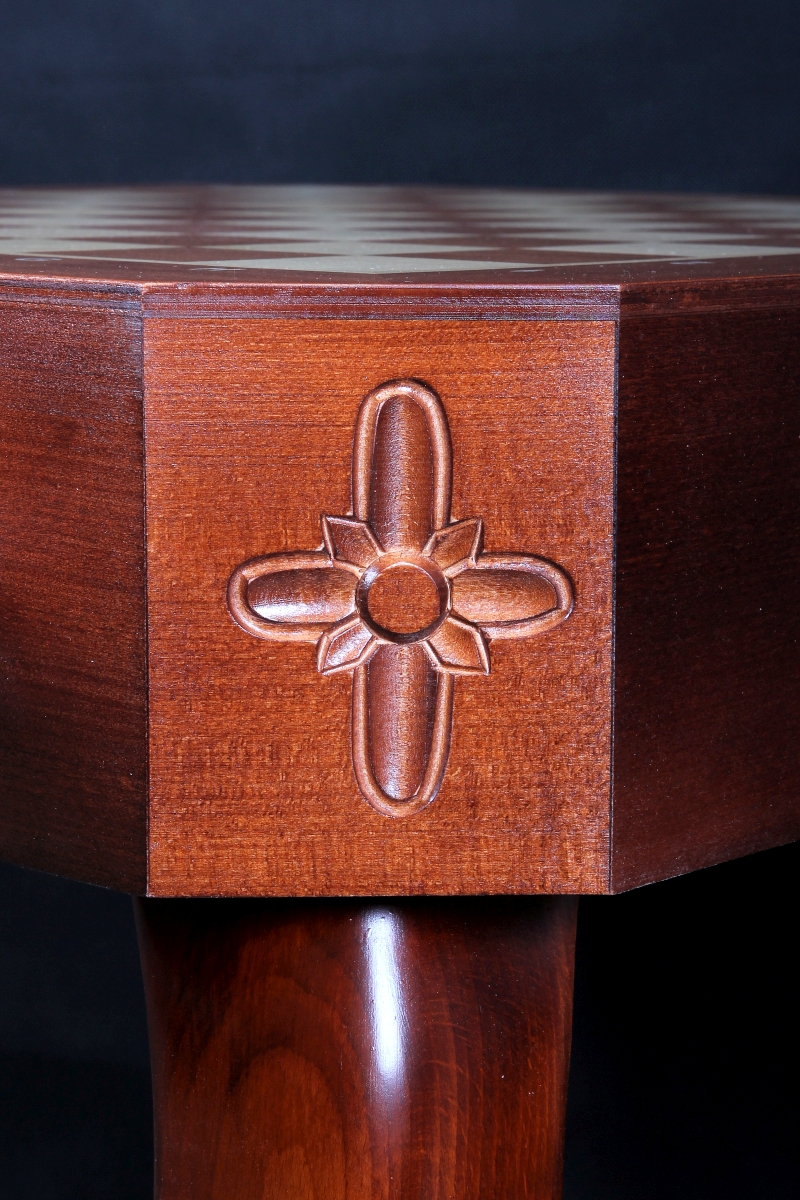 Stolik szachowy de Lux, rzeźbiony, bez figur (wysokość 74 cm)