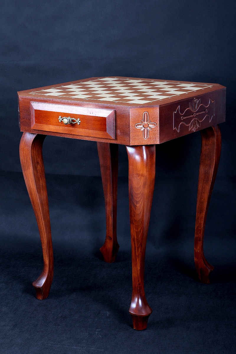 Stolik szachowy de Lux, rzeźbiony, bez figur (wysokość 74 cm)