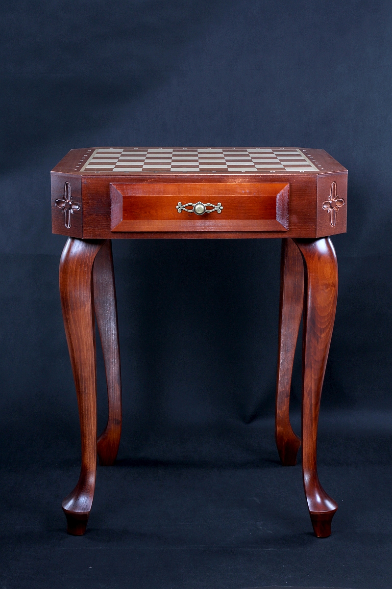 Stolik szachowy de Lux, rzeźbiony, bez figur (wysokość 74 cm)