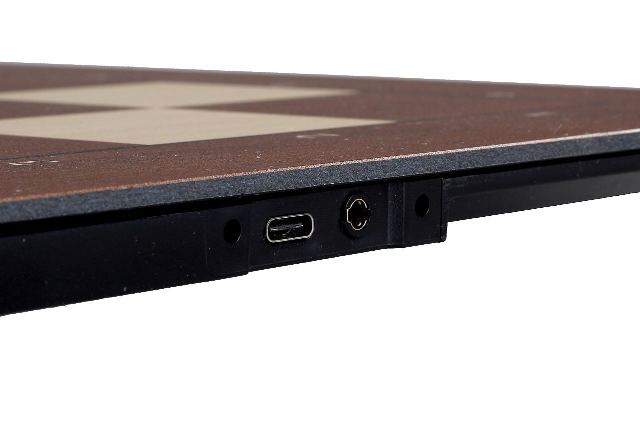 Szachownica elektroniczna DGT SMART BOARD z opisem