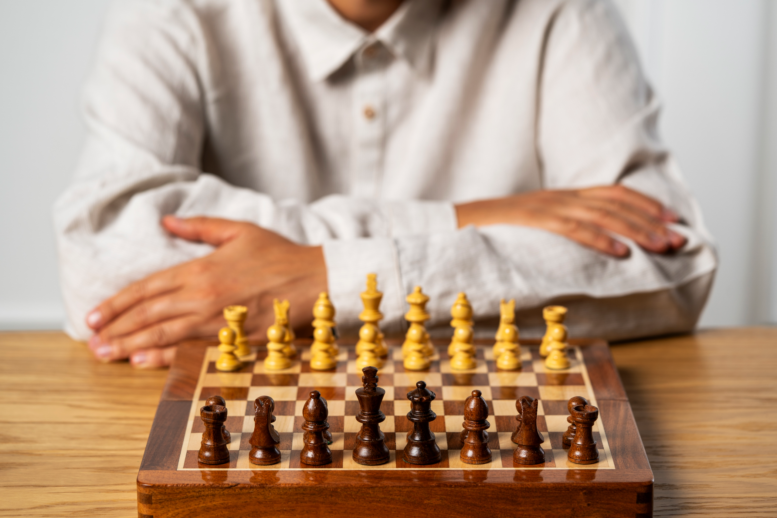 Szachy MAGNETYCZNE z intarsjowaną szachownicą 30 cm