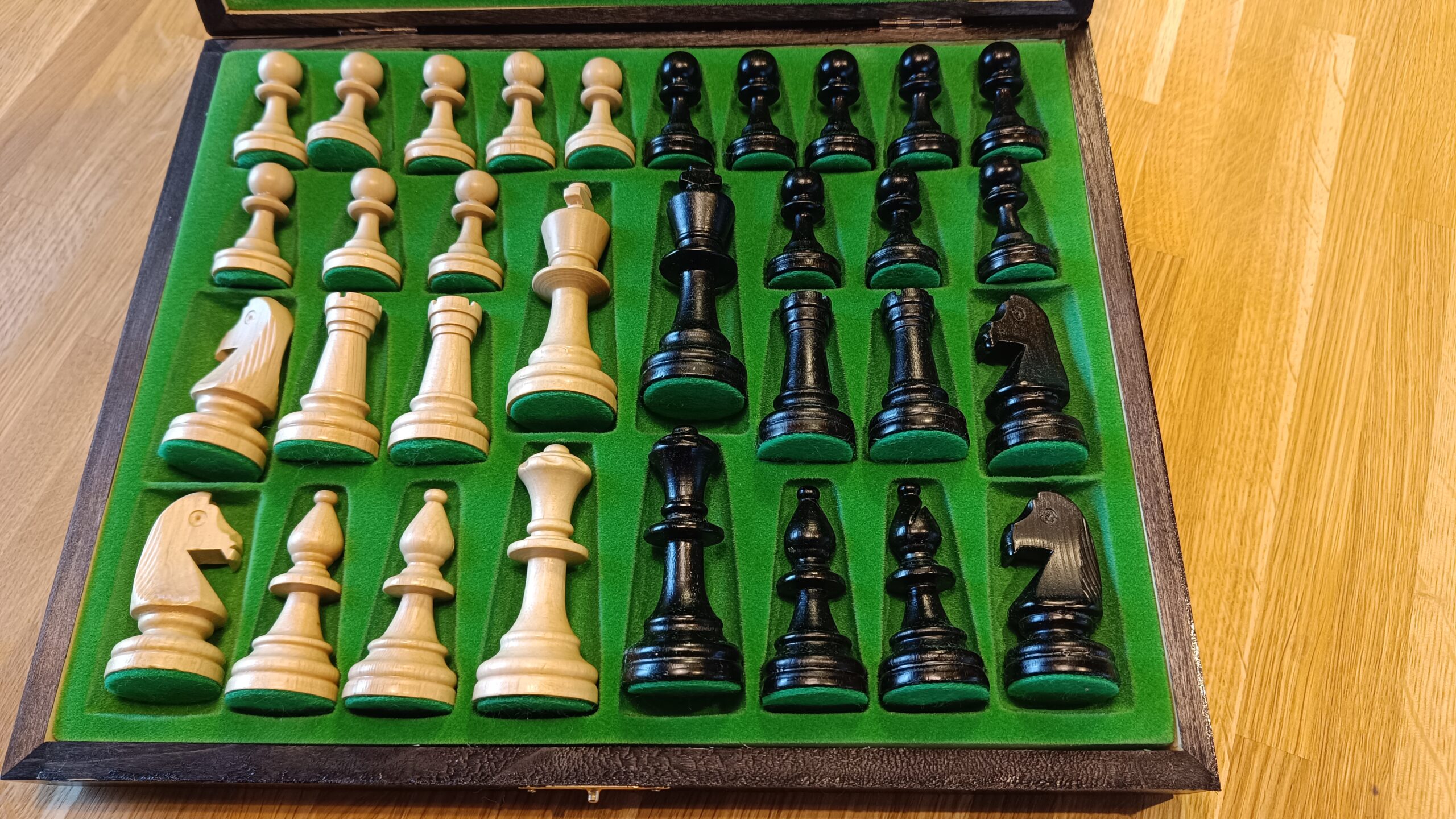 Sunrise Staunton nr 5 (król 90 mm) w eleganckiej drewnianej kasecie