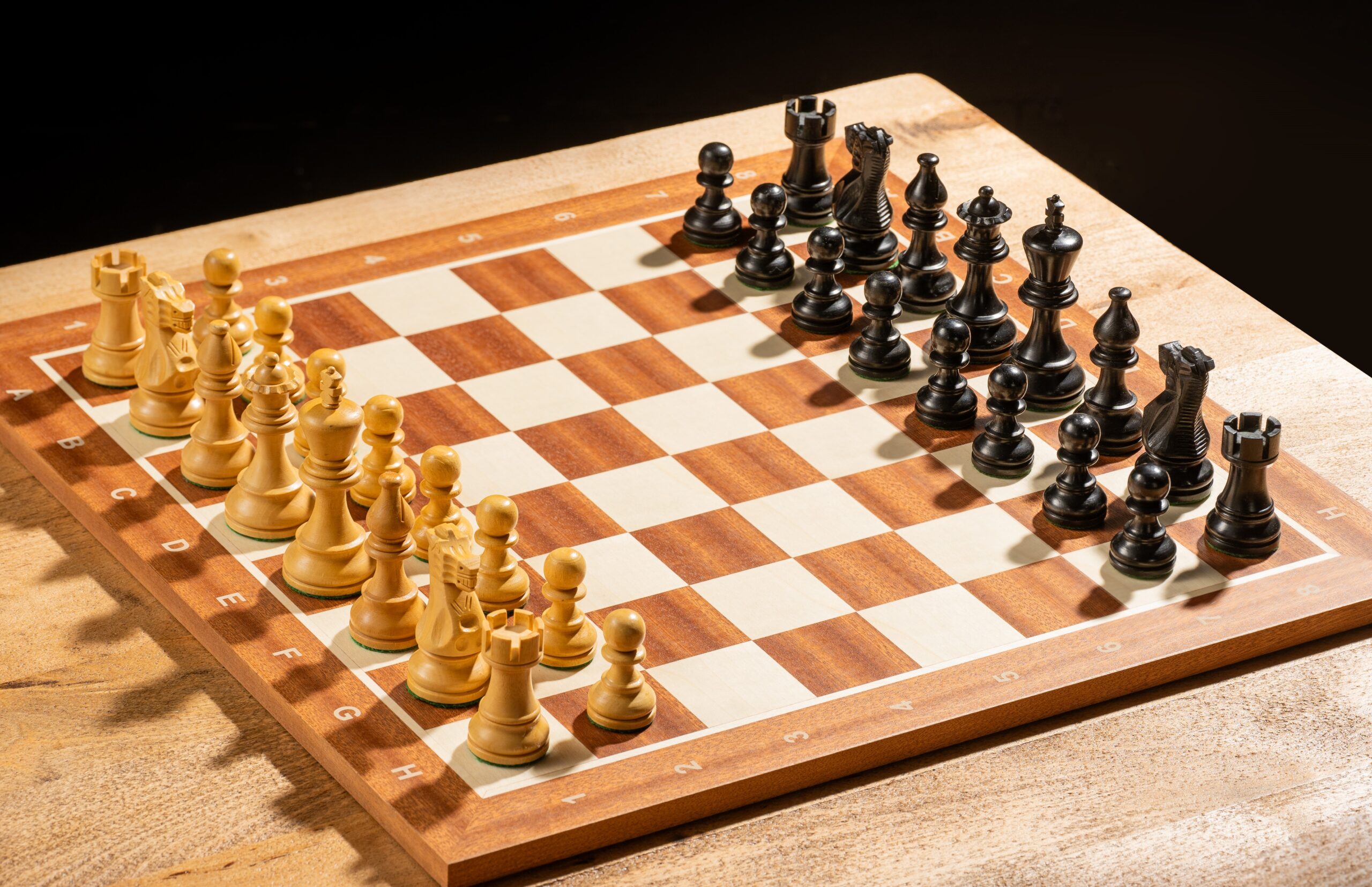 Zestaw szachowy - Szachownica mahoń / klon z opisem (pole 45mm) + figury American Classic 3