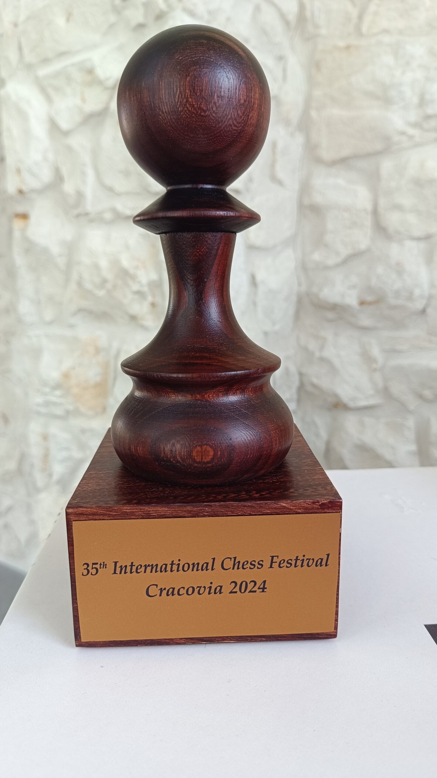 Puchar szachowy drewniany – Czarny Pion