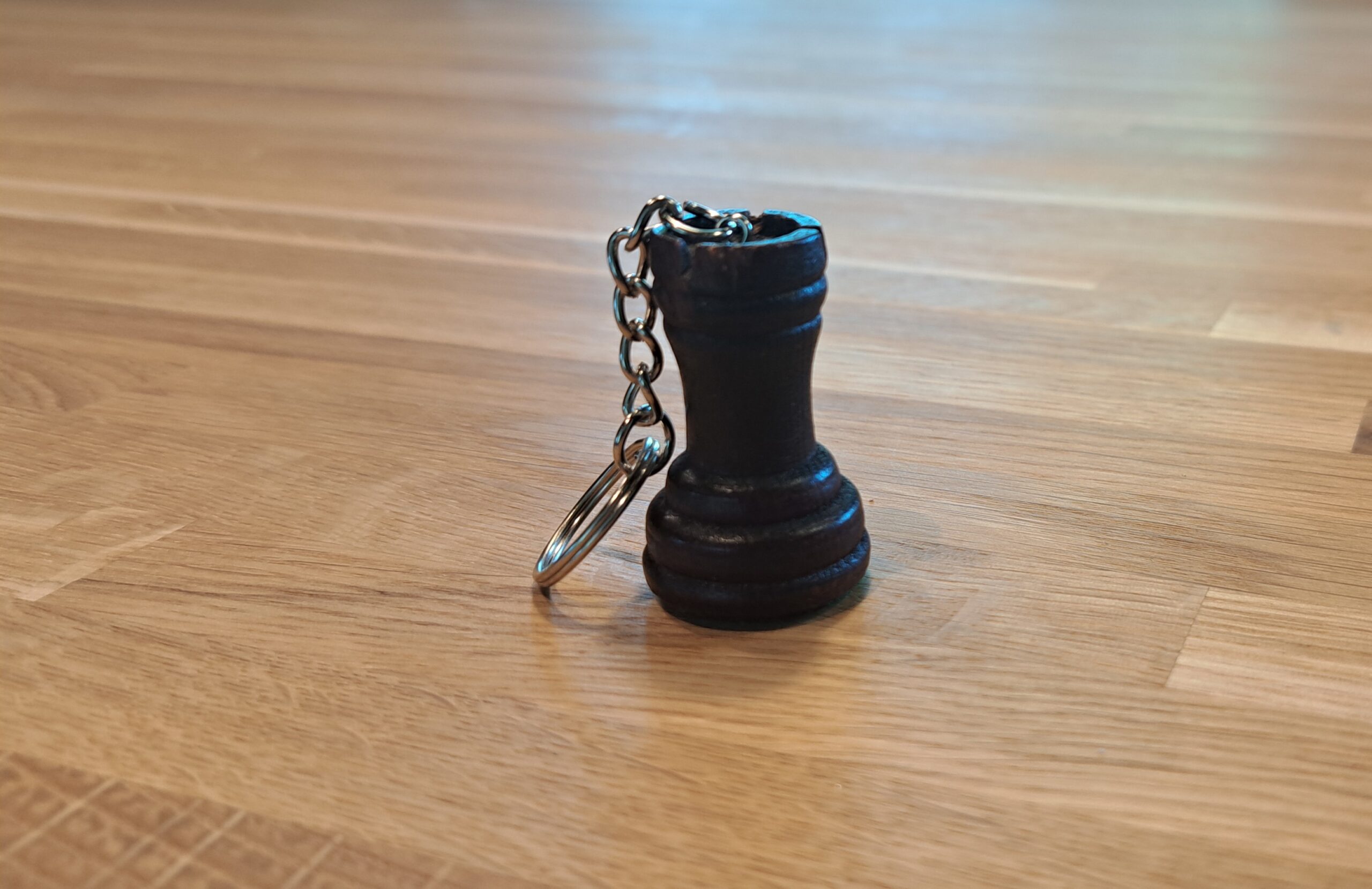 Brelok czarna wieża