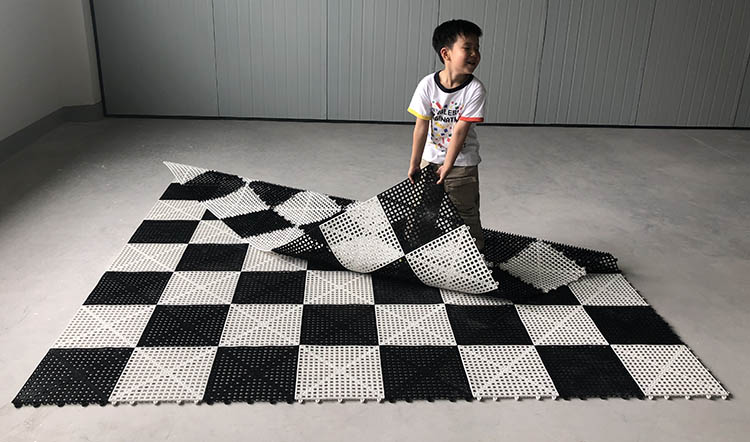 Szachownica gumowa do szachów oraz warcabów plenerowych / ogrodowych (pole 30 cm)