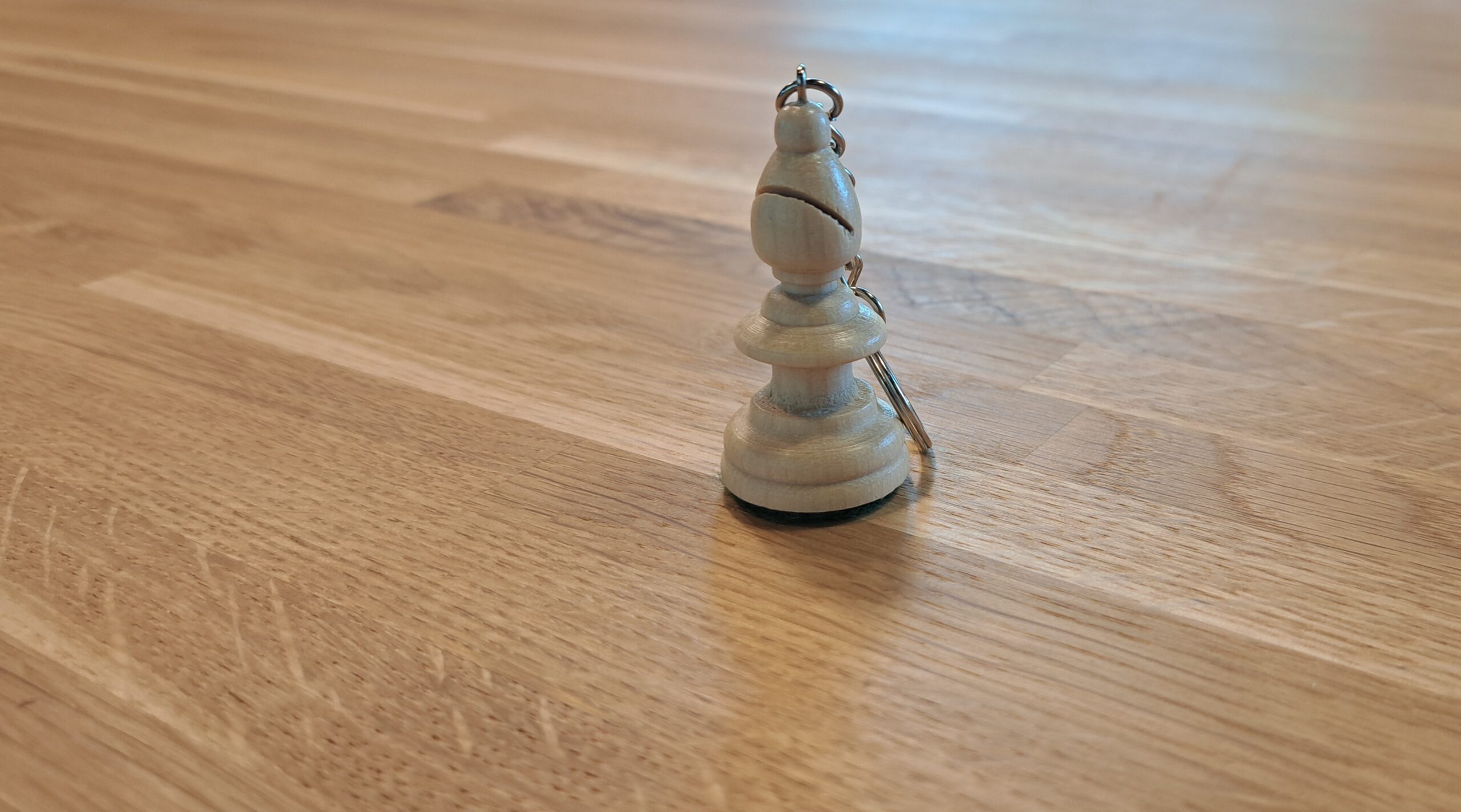 Brelok biały goniec