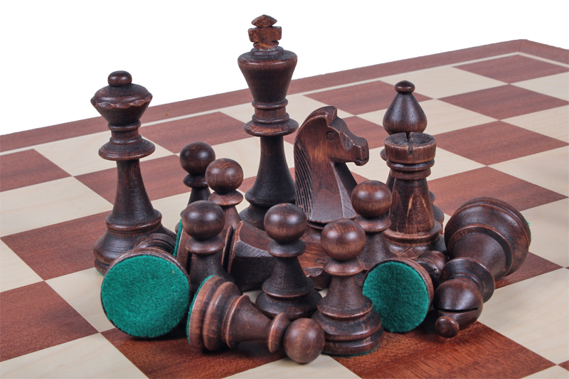 Figury drewniane Staunton nr  6 w drewnianym kuferku w kolorze mahoniowym