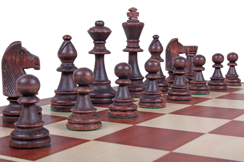 Figury drewniane Staunton nr  6 w drewnianym kuferku w kolorze mahoniowym