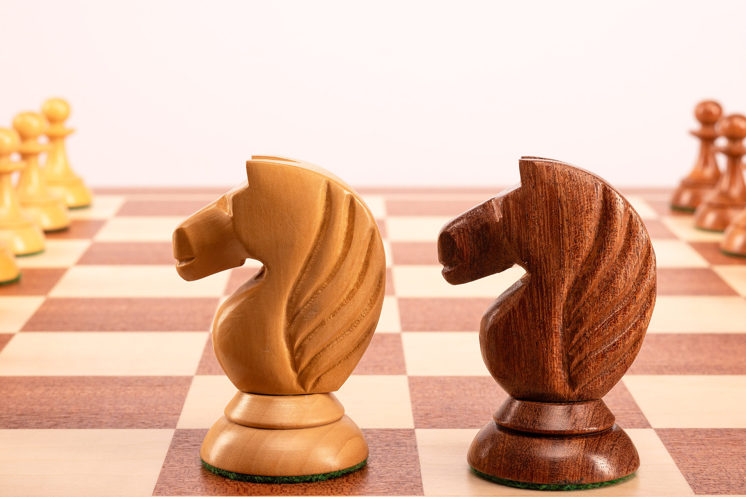 Figury szachowe Queen’s Gambit 1957 akacja indyjska 3,75 cale